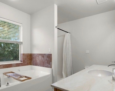 321 Shadow Lakes Drive - Photo Thumbnail 3