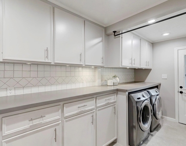 1618 Hillendahl Boulevard - Photo Thumbnail 15