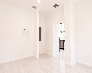 2931 16th Avenue Ne - Photo Thumbnail 9