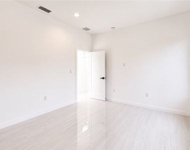 2931 16th Avenue Ne - Photo Thumbnail 25