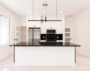 2931 16th Avenue Ne - Photo Thumbnail 4
