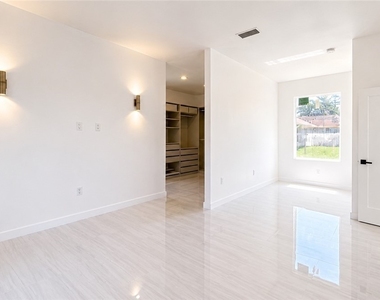 2931 16th Avenue Ne - Photo Thumbnail 12