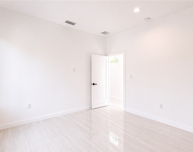 2931 16th Avenue Ne - Photo Thumbnail 21