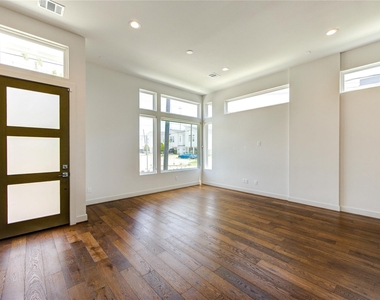 2418 Gray Street - Photo Thumbnail 4