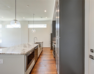 2418 Gray Street - Photo Thumbnail 8