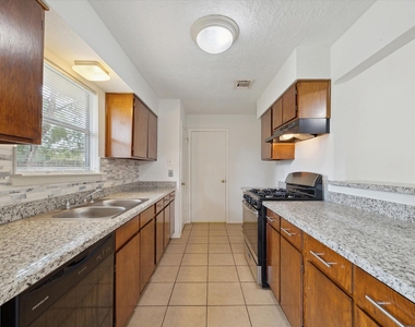 2723 N Brompton Drive - Photo Thumbnail 9