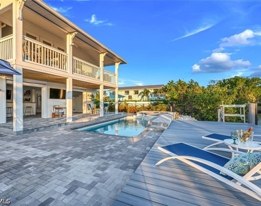 2736 Gulfview Drive - Photo Thumbnail 2