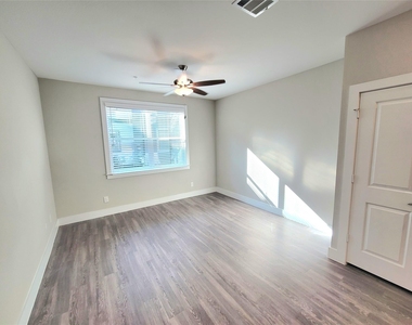 1720 Crestdale Drive - Photo Thumbnail 5