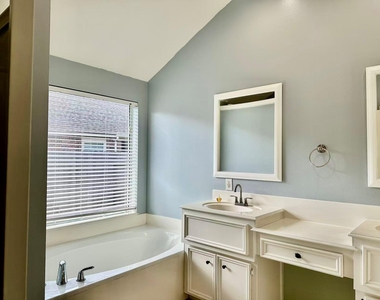 3131 Valley Court - Photo Thumbnail 16