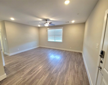 1620 Oak Tree Dr Drive - Photo Thumbnail 2