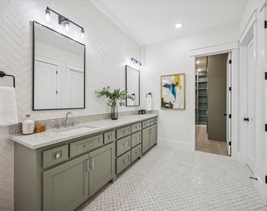431 W 30th Street - Photo Thumbnail 15