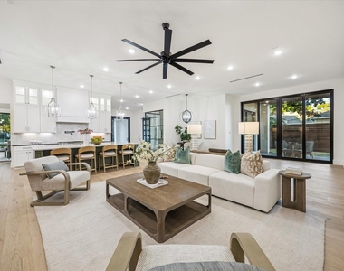 431 W 30th Street - Photo Thumbnail 4