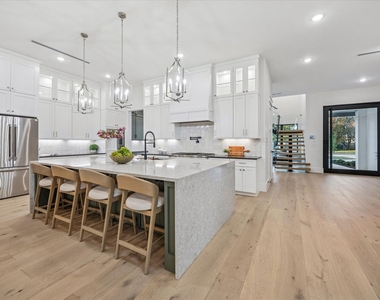 431 W 30th Street - Photo Thumbnail 2