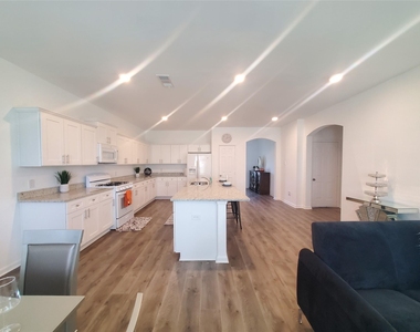 11218 Beverley Park Street - Photo Thumbnail 10