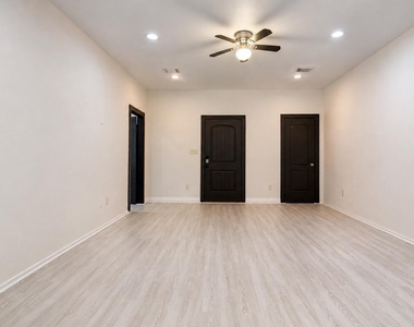 11611 Walraven Drive - Photo Thumbnail 4