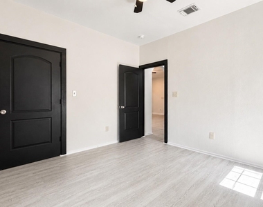 11611 Walraven Drive - Photo Thumbnail 13