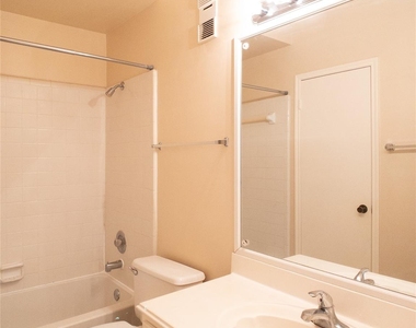 6500 Harbor Town Drive - Photo Thumbnail 17