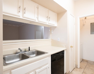 6500 Harbor Town Drive - Photo Thumbnail 9