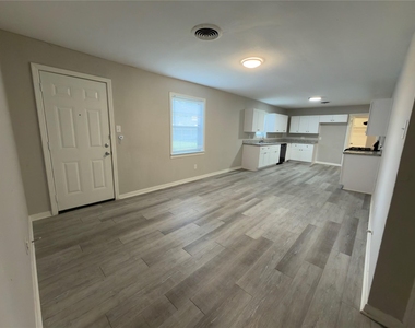 819 W Kyle Road - Photo Thumbnail 7