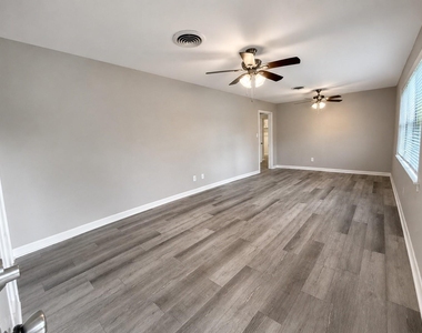 819 W Kyle Road - Photo Thumbnail 4