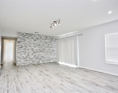 2824 Briarhurst Drive - Photo Thumbnail 3