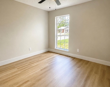 229 Oxford Drive - Photo Thumbnail 5