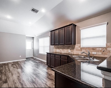 8314 Broadleaf Avenue - Photo Thumbnail 9