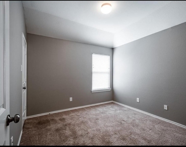 8314 Broadleaf Avenue - Photo Thumbnail 13