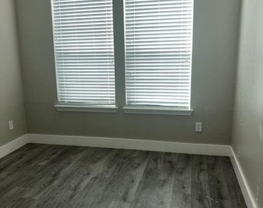 8530 Sunset Loch Drive - Photo Thumbnail 7