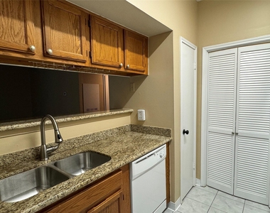 6500 Harbor Town Drive - Photo Thumbnail 10