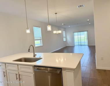 826 Castleford Avenue Ne - Photo Thumbnail 3