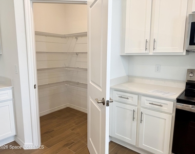826 Castleford Avenue Ne - Photo Thumbnail 2