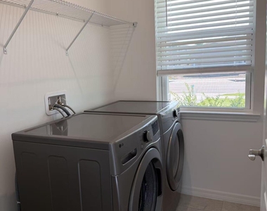 826 Castleford Avenue Ne - Photo Thumbnail 18