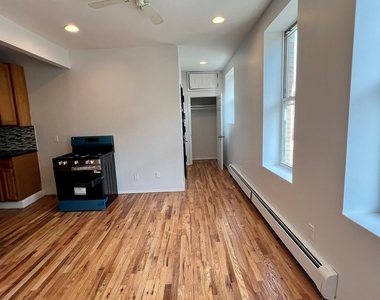 536 Ralph Avenue - Photo Thumbnail 3