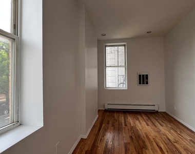 536 Ralph Avenue - Photo Thumbnail 5