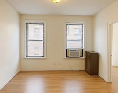 35-25 Crescent Street - Photo Thumbnail 2