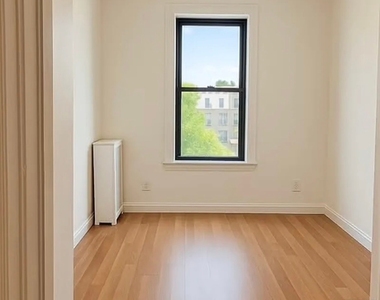35-25 Crescent Street - Photo Thumbnail 3