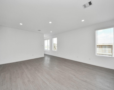 29515 Pondview Drive - Photo Thumbnail 12