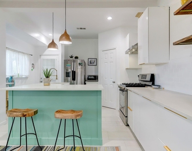 4801 Avenue H - Photo Thumbnail 9