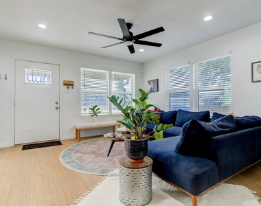 4801 Avenue H - Photo Thumbnail 3
