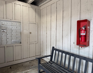 1801 Cortlandt Street - Photo Thumbnail 2