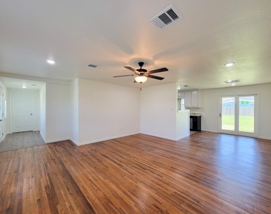 413 S Market Street - Photo Thumbnail 6