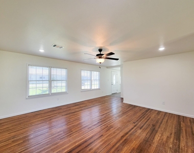 413 S Market Street - Photo Thumbnail 4