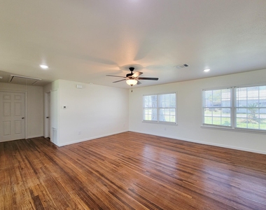 413 S Market Street - Photo Thumbnail 8