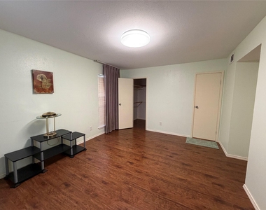 6602 Harbor Town Drive - Photo Thumbnail 4