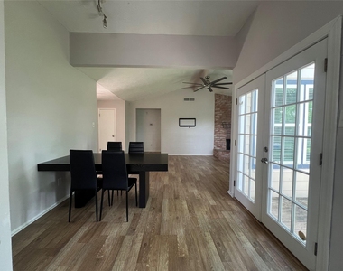 2607 N Brompton Drive - Photo Thumbnail 11