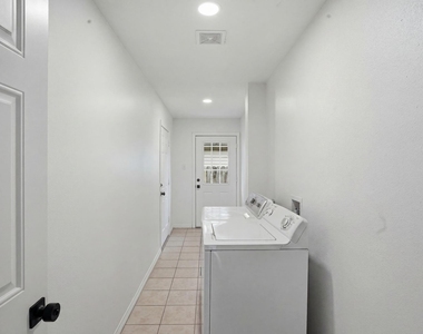 319 Moore Street - Photo Thumbnail 13