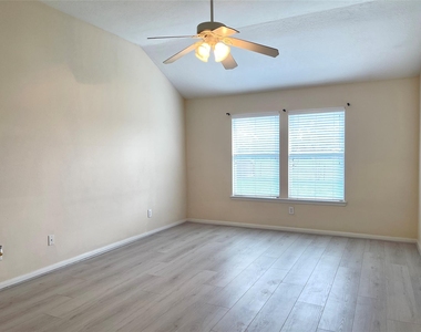 910 Pickett Hill Lane - Photo Thumbnail 10