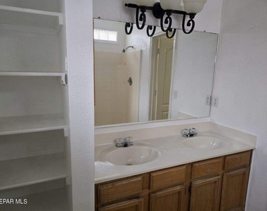 12105 Castle View Way - Photo Thumbnail 16