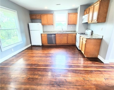 736 Clarissa St - Photo Thumbnail 2